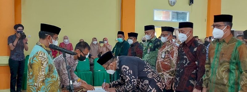 Khaeroni Lantik 8 Pejabat Administrator Lingkup Kanwil Kemenag Sulsel 