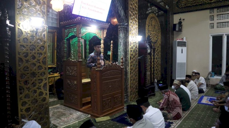 Dipimpin Sekcam Pemerintah Kecamatan Pankkukang kali ini mengunjungi Masjid Nurul Mukjizat di Jalan Adyaksa 8 Kelurahan Pandang, Selasa (26/4/2022) malam.