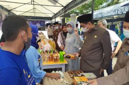 Bupati Barru Tinjau Pelaksanaan Pasar Murah dan Gelar Pangan di Alun-Alun