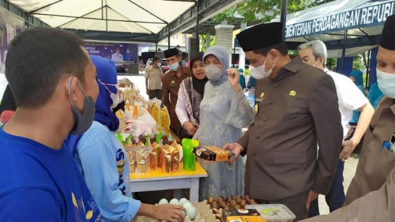 Bupati Barru, Suardi Saleh, meninjau pelaksanaan pasar murah dan gelar pangan berkualitas di Alun-Alun, Taman Colliq Pujie, Kabupaten Barru, Rabu (27/4/2022).