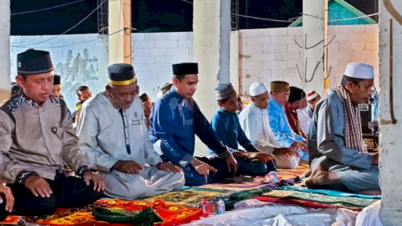 Ketua DPRD Makassar, Rudianto Lallo, menghadiri peresmian sekaligus melakukan salat tarawih perdana bersama warga di Masjid Terapung Cambaya, Kelurahan Cambaya, Kecamatan Ujung Tanah, Kota Makassar, Rabu (27/4/2022).