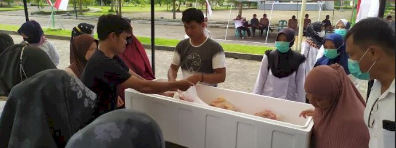 Lapak Daging Ayam di Pasar Murah Barru Paling Diburu Warga