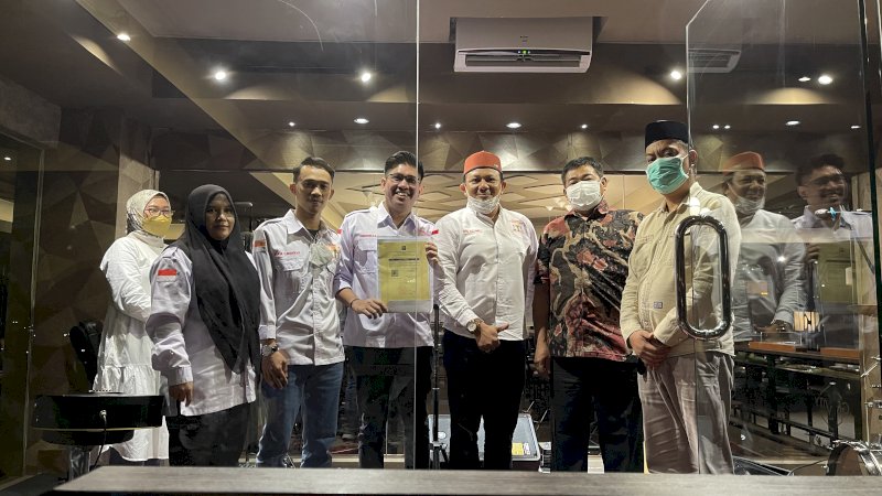 Ketua DPD HAMI Sulsel Suhardy (ketiga dari kanan) berfoto bersama usai memberikan SK Kemenkumham didirikannya LBH HAMI Bersatu Sulawesi Selatan kepada Ketua DPC HAMI Makassar Amiruddin (keempat kanan) disaksikan beberapa undangan di Swiss-Belhotel Losari, Jalan Ujung Pandang, Kota Makassar, Kamis (28/4/2022).