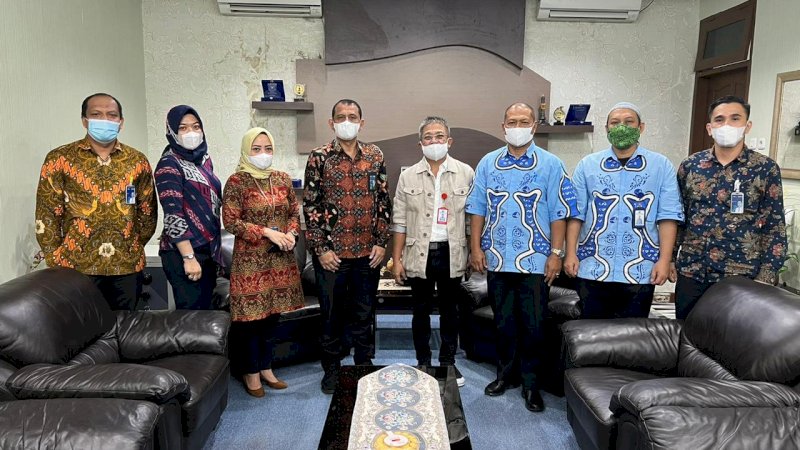 Penjabat Dirut PDAM Makassar, Beni Iskandar saat menerima kunjungan pimpinan dan jajaran Bank BNI 46 Cabang Makassar, di Kantor PDAM Makassar, Kamis 27 April 2022.