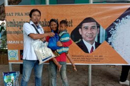 Bagi-Bagi Sembako IKA SMA Negeri 6 Makassar, Rudianto Lallo: Kepedulian kepada Masyarakat Sekitar Sekolah