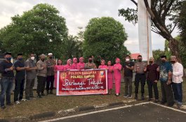Wujud Kepedulian Kepada Masyarakat Polsek Bandara Berbagi Takjil 