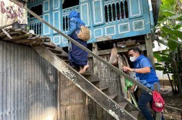 Sasar Rumah Warga yang Kurang Mampu, Demokrat Pangkep Bagikan 350 Paket Sembako