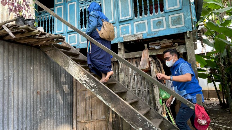 Sasar Rumah Warga yang Kurang Mampu, Demokrat Pangkep Bagikan 350 Paket Sembako