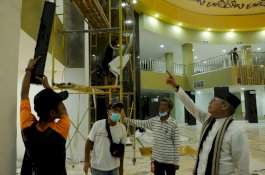 Cek Kesiapan Salat Id, Taufan Pawe Jadi Muadzin Pertama di Masjid Terapung BJ Habibie