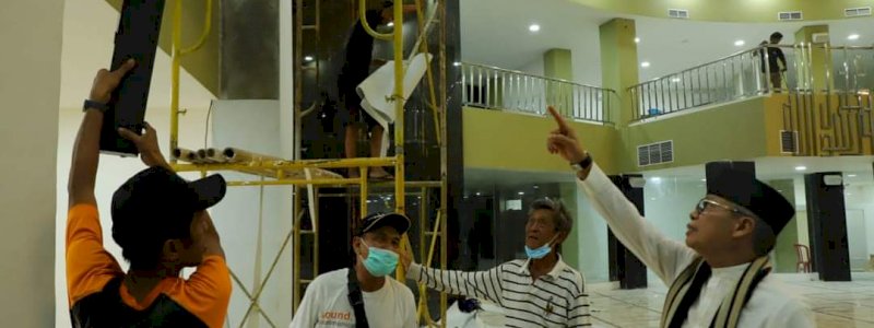 Cek Kesiapan Salat Id, Taufan Pawe Jadi Muadzin Pertama di Masjid Terapung BJ Habibie