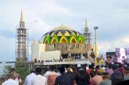 Ribuan Masyarakat Parepare Salat Idulfitri di Masjid Terapung BJ Habibie
