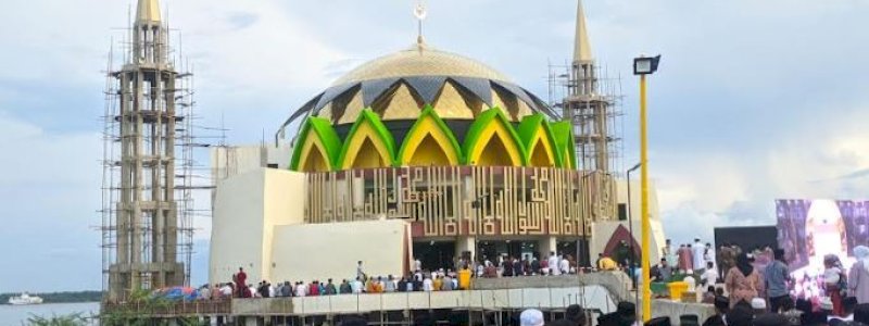Ribuan Masyarakat Parepare Salat Idulfitri di Masjid Terapung BJ Habibie
