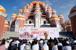 FOTO-FOTO: Salat Id di Pelataran Masjid 99 Kubah