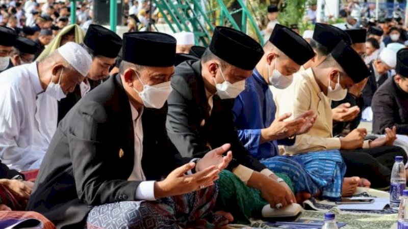 Bupati Wajo, Amran Mahmud, bersama jajaran melaksanakan salat Idulfitri 1443 Hijriah di Lapangan Merdeka Kota Sengkang, Kabupaten Wajo, Senin (2/5/2022).