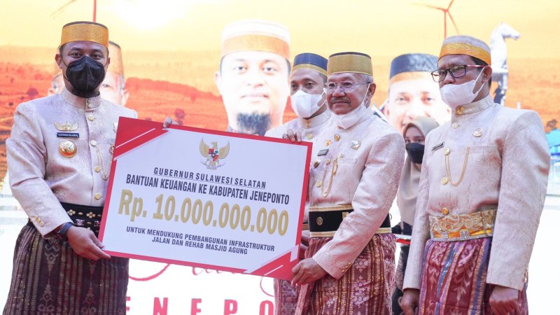 Gubernur Sulsel Andi Sudirman Sulaiman dan Bupati Jeneponto Iksan Iskandar saat penyerahan bantuan keuangan