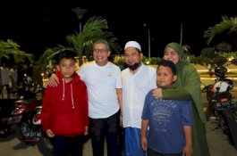 Jalan-Jalan Malam, Taufan Pawe Pamer Foto Anjungan Cempae Ramai Pengunjung