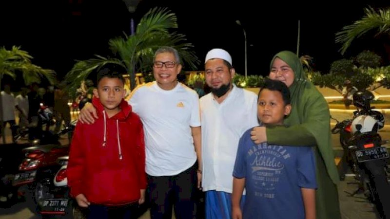 Beberapa orang pengunjung berfoto bersama Wali Kota Parepare, Taufan Pawe (kedua kiri).