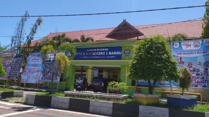 SMP Negeri 1 Barru. 