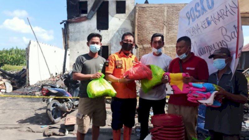 Penyerahan bantuan kepada korban kebakaran di Jalan Kampung Baru, Kelurahan Antang, Kecamatan Manggala, Kota Makassar, yang terjadi pada Kamis (5/5/2022).