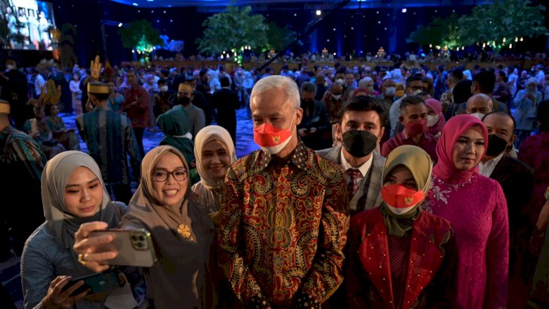Bertabur Pejabat,termasuk Ganjar Pranowo, Syarul Yasin Limpo dan Pejabat lainnya hadiri resepsi pernikahan Udin-Aura di Conventiom Hall Upperhills,Sabtu,(7/5/22).