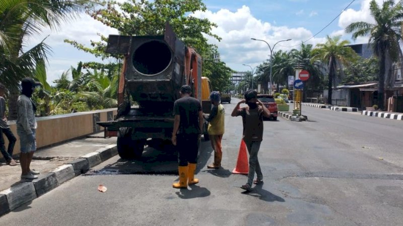 Dinas Pekerjaan Umum dan Penataan Ruang (PUPR) Kota Parepare bergerak cepat menangani penambalan Jalan Mattirotasi.