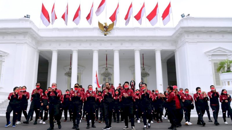 Menpora Amali dampingi Presiden Jokowi lepas secara resmi Tim SEA Games 2021 Vietnam (Foto: Kemenpora)