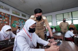 Bupati Gowa Pantau Ujian Sekolah di SDI Tinggimae