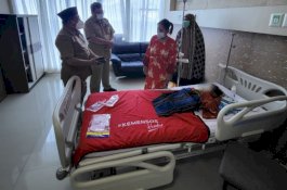 Gubernur Andi Sudirman Fasilitasi Perawatan Bayi Penderita Hidrosefalus Asal Wajo