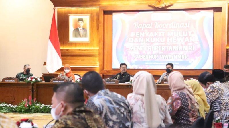 Rapat koordinasi terkait penyakit mulut dan kuku (PMK) pada hewan di Gedung Negara Grahadi, Kota Surabaya, Senin (9/5).