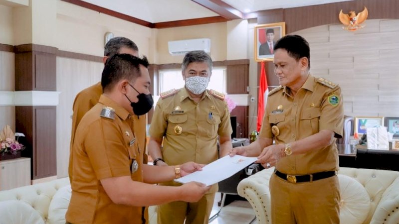 Bupati Barru, Suardi Saleh (kanan), saat penyerahan surat keputusan (SK) kepada salah seorang pelaksana tugas perangkat daerah lingkup Pemerintah Kabupaten (Pemkab) Barru, Senin (9/5/2022) kemarin.