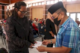 Giliran Sekretaris dan Bendahara RT/RW Kecamatan Sendana dan Wara Terima Insentif