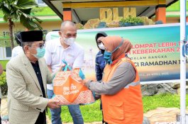 Wali Kota Palopo Salurkan Bantuan untuk Petugas Kebersihan