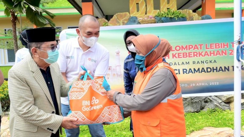 Wali Kota Palopo Salurkan Bantuan untuk Petugas Kebersihan