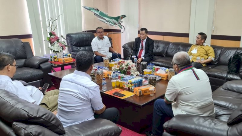 Rektor Universitas Negeri Makassar (UNM), Husain Syam, menerima kunjungan pengurus Dewan Pimpinan Pusat Persatuan Masyarakat Selayar (DPP Permas) di ruang kerjanya, Gedung Pinisi lantai 7, Senin (9/5/2022).