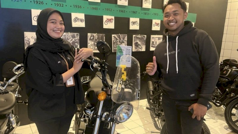 
Line up motor Benelli yang ditampilkan di Showroom Benelli Makassar, Jalan Veteran Selatan Nomor 130, Rabu (11/5/2023). Selama Mei 2022, Kalla Kars memberikan program menarik berupa pembelian motor yang sudah termasuk gratis servis hingga akhir tahun.