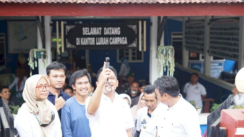 Ilham Azikin saat berkumpul bersama sejumlah pemuda di Kelurahan Campaga.