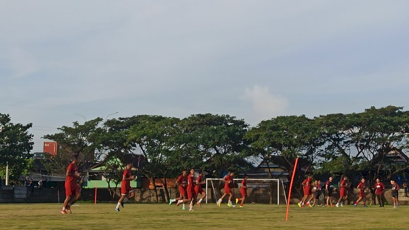 Skuat PSM Makassar latihan perdana di Lapangan Bosowa Sport Center Makassar, Rabu (11/5/2022)