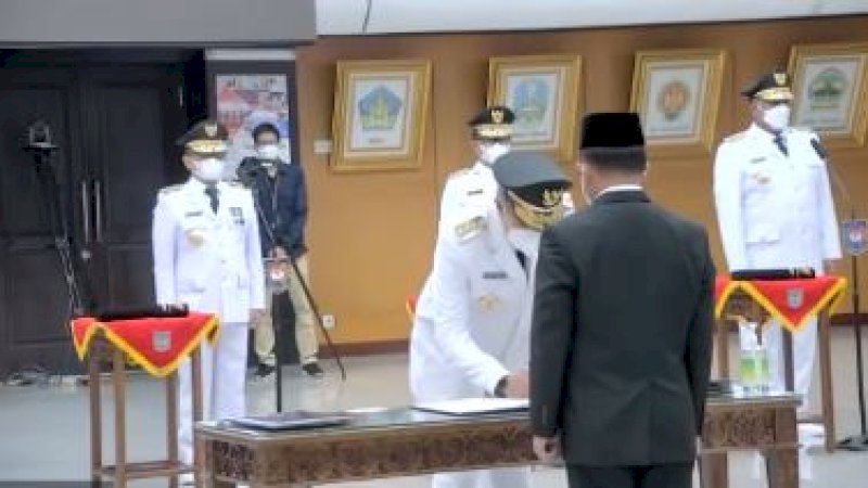 Pelantikan digelar di Kantor Kementerian Dalam Negeri (Kemendagri), Jakarta, Kamis (12/5/2022). (Foto: Tangkapan layar YouTube Kemendagri)