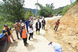 Bupati Luwu Utara Tinjau Lokasi Longsor di Jalan Sabbang-Rongkong