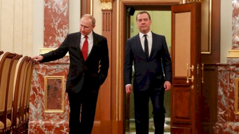 Vladimir Putin (kiri) bersama Dmitry Medvedev (Foto: Sputnik/Dmitry Astakhov/Pool via Reuters)