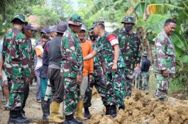 Usai Cek Kesiapan Personel Satgas TMMD, Dandim 1406/Wajo Sapa Warga yang Ikut Berpartisipasi