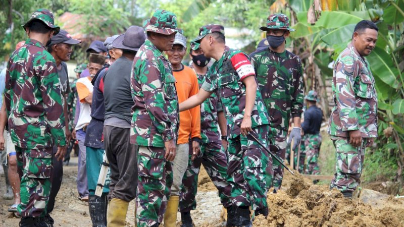 Usai Cek Kesiapan Personel Satgas TMMD, Dandim 1406/Wajo Sapa Warga yang Ikut Berpartisipasi 