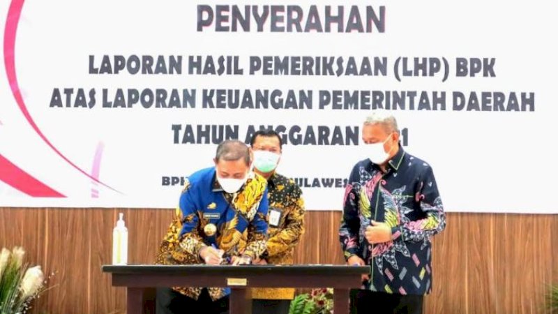 Penyerahan Laporan Hasil Pemeriksaan (LHP) atas Laporan Keuangan Pemerintah Daerah (LKPD) Wajo tahun 2021 dari BPK RI Perwakilan Sulawesi Selatan (Sulsel) di Kota Makassar, Jumat (13/5/2022).