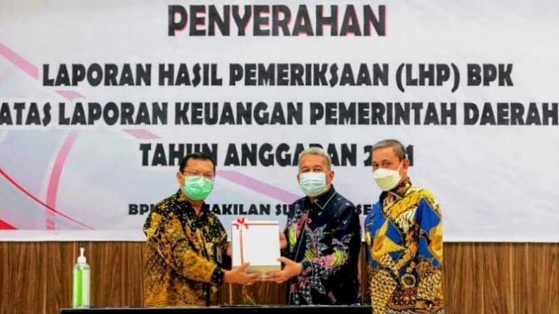 Penyerahan Laporan Hasil Pemeriksaan atas Laporan Keuangan Pemkab Wajo oleh Badan Pemeriksaan Keuangan (BPK) RI Perwakilan Sulawesi Selatan (Sulsel) di Kota Makassar, Jumat (13/5/2022).