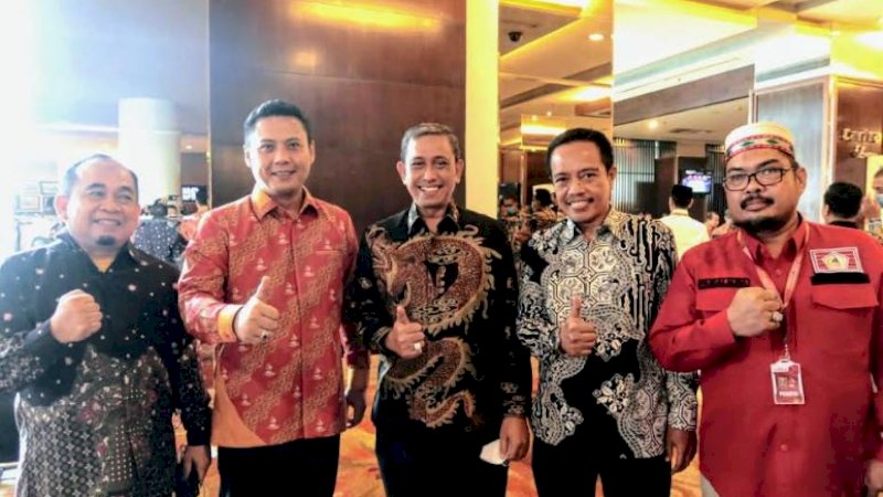 Bupati Wajo, Amran Mahmud (tengah), turut hadir dalam PSBM XXII 2022 yang digelar Badan Pengurus Pusat (BPP) Kerukunan Keluarga Sulawesi Selatan (KKSS) di Hotel Claro, Kota Makassar, Sabtu (14/05/2022). 