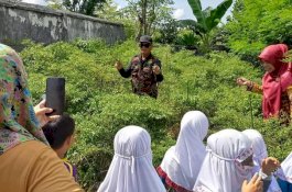 Muslimin Bando Ajak Anak-anak PAUD Keliling Kebun di Mitra Farm