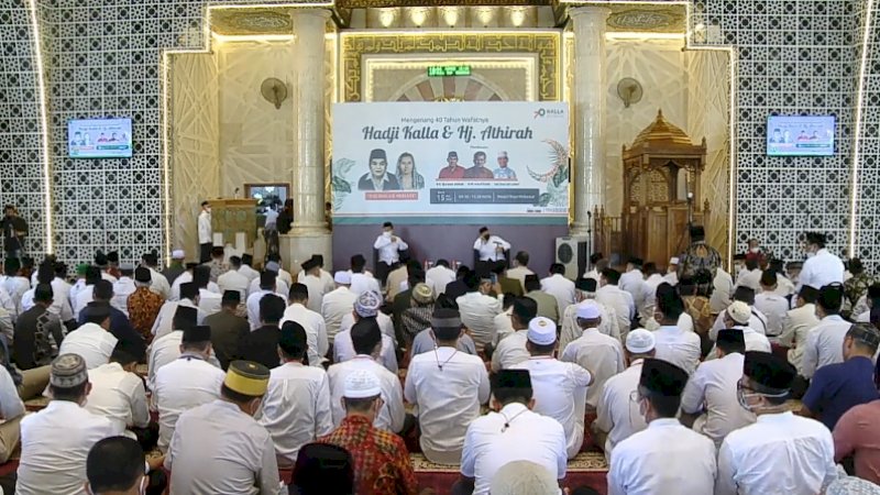 Ratusan  orang menghadiri haul ke-40 tahun wafatnya Hadji Kalla dan Hj. Athirah, di Masjid Raya Makassar, Ahad (15/5/2022).