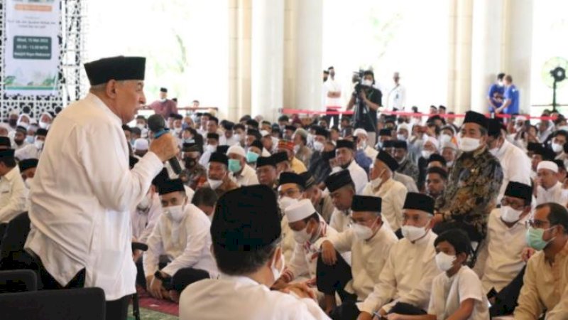 K.H. Quraish Shihab membawakan himah haul mengenang 40 tahun wafatnya H. Kalla dan Hj. Athirah di Masjid Raya Makassar, Jalan Masjid Raya, Kota Makassar, Sulawesi Selatan, Ahad (15/5/2022).