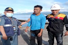 Teringat Ibu Sendirian di Kampung, Penumpang Kapal Ini Nekat Lompat ke Laut