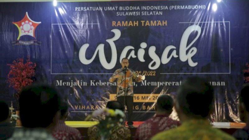 Wali Kota Makassar, Mohammad Ramdhan Pomanto (Danny), hadir dalam ramah-tamah hari raya Waisak di Viihara Ibu Agung Bahari, Jalan Sulawesi, Kota Makassar, Senin malam (16/5/2022).